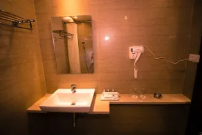 The Maureen - Bathroom
