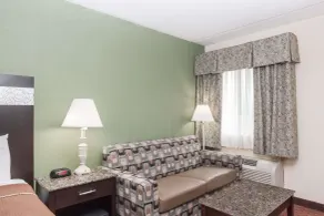 Howard Johnson by Wyndham Newark Airport - Chambre