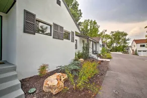 2 Mi to Branson Strip: Cozy Cottage w/ Fire Pit! - Interior