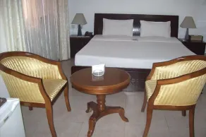 His Majesty's Hotel and Apartments - Room