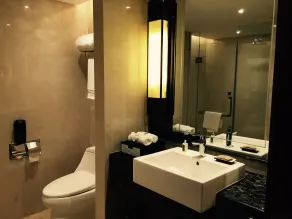 Shantou International Hotel - Bathroom