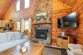 Hyco Lake Escape w/ Deck & Dock: Families Welcome! - Innenbereich