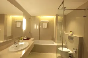 Monsoon Empress Kochi - Bathroom
