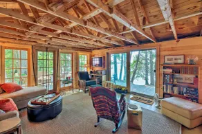 Cozy Lakefront Madison Cabin w/ Dock & Kayaks - Interiør