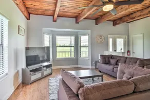 ‘Gingerland Ranch’ in Del Valle: Game Room & Porch - Interiør