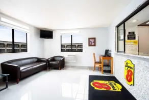 Super 8 by Wyndham Chester/Richmond Area - Hall