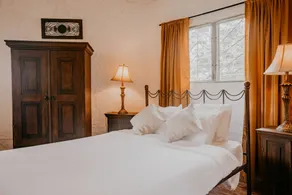 The Golden Frog Inn - Room