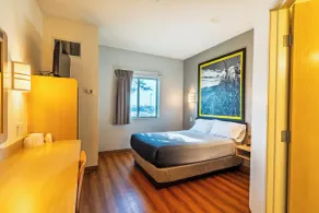 Super 8 by Wyndham Sidney NE I-80 - Room
