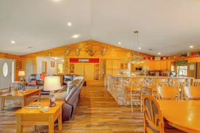 Spacious Ozarks Family Home - Private Pool & Grill - Intérieur