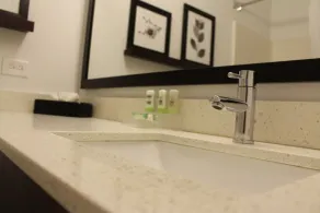 Country Inn & Suites by Radisson, Romeoville - Bolingbrook - Salle de bain
