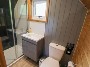 Acorn Lodge At Bridge Lake Farm & Fishery - Bathroom