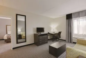 La Quinta Inn & Suites by Wyndham Detroit Metro Airport - Chambre