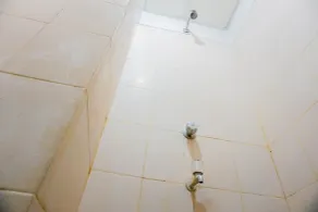 Comfortable And Modern Studio Serpong Greenview Apartment - Baño