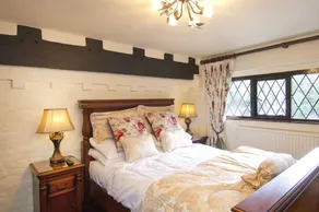 The Roundabout Hotel - Room