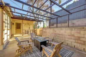 1 Mi to Llumc! Loma Linda Home w/ Shared Patio - Intérieur