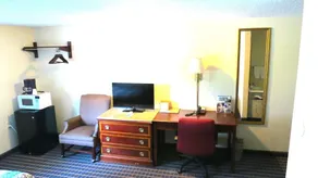 Budget Host Airport Inn - Zimmer