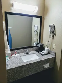 Days Inn & Suites by Wyndham Morris I-80 - Salle de bain