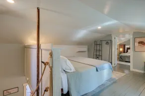 Cozy Eagle Rock Cottage on the Creek w/ Loft! - Rom