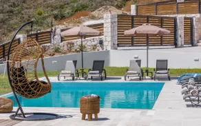 Zinos Luxury Villa - Basseng
