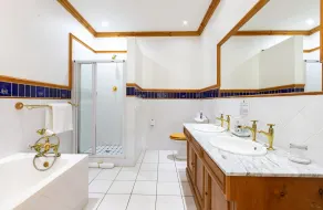 Evergreen Manor and Spa - Bathroom