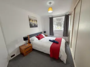 Apartamento vacacional apropiado para familias con jardín y terraza | Vistas al jardín - Habitación