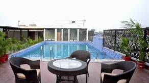 Hotel Regal Crest - Pool