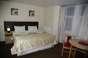 A Gosport Inn - Free Private Parking - Room
