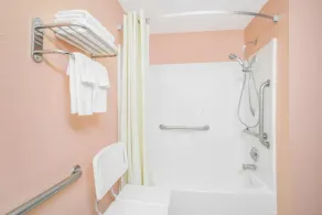 Super 8 by Wyndham Shelbyville - Bathroom