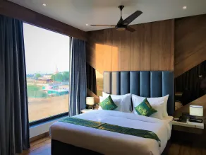 Sterling Pushkar - Room