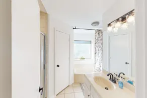 Near Lake & Beach: Welcoming Home w/ Patio - Interiør