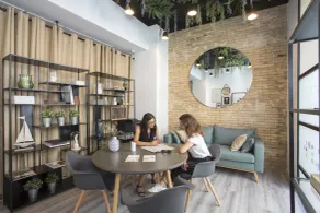 Dans l'appartement, les clients disposent de 3 chambres doubles, d'un canapé-lit double, de deux salles de bains avec douche et d'une cuisine vitrée entièrement équipée.De plus, la maison dispose d'une connexion Wi-Fi gratuite, d'une Smart TV, d'un - Réception