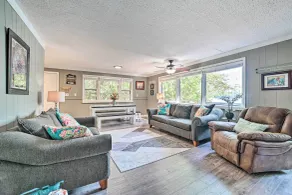 Lakefront Hideaway w/ Dock, Kayaks, Fire Pit! - Innenbereich