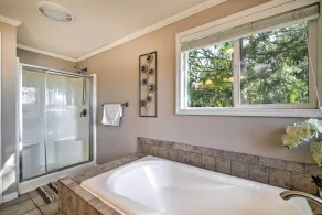 Stunning Kent Lake House w/ Private Dock! - Innvendig