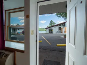 Lake 'N Pines Motel - Utsikt fra rommet