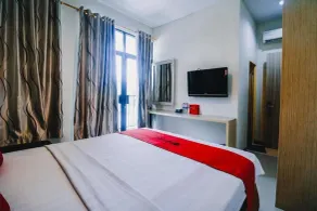RedDoorz Plus near Sultan Hasanuddin Airport - Room