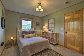 Piney Creek Mountain-view Cabin w/ Wraparound Deck - Værelse