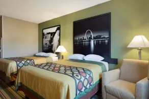 Super 8 by Wyndham Lees Summit - Chambre