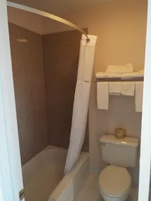 Days Inn by Wyndham Dahlonega University Area - Salle de bain