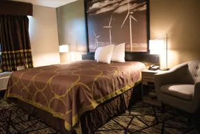 Super 8 by Wyndham Pratt - Room