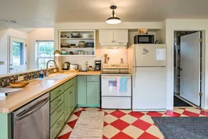 Charming Rockaway Beach House, Walk to Ocean! - Interiör