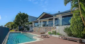 Maureen Waterfront Beach House - Piscina