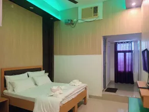 RK LAWNS - Room
