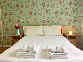 Apple Perch 2BR Flat - Free Parking - Habitación
