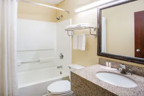 Super 8 by Wyndham Harrisonburg - Salle de bain