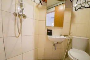RedDoorz Apartment near Bundaran Satelit Surabaya - Baño