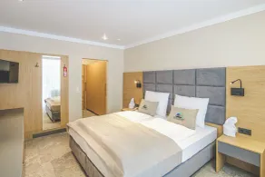 Family room, shower or bathtub - Habitación