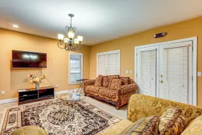 Tasteful Unit w/ Pool Table: 7 Mi to Lake Altoona! - Intérieur