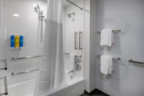 Tru By Hilton Omaha I-80 at 72nd Street, NE - Salle de bain