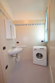 Moderne Wohnung mit privatem Garten - Badezimmer