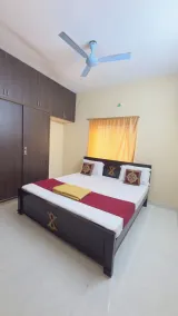Govinda Nivas Homestay- Appartement with Fridge ,AC ,Geyser, Sofa, Separate puja room ,WIFI ,TV, Lift and 24 hours check-out - Quarto